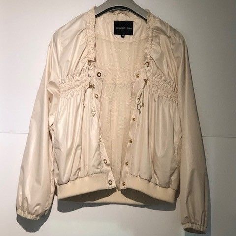 Kjempe fin off-white jakke med originale detaljer fra Ilse Jakobsen.