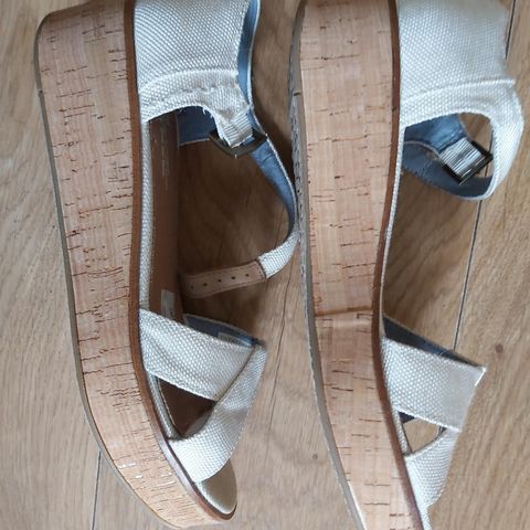 JULEGAVE TIPS. TOMS. Str. 38,5. Kork platåsko / sandaler / tøysko. OFF-WHITE.