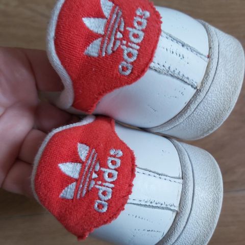 Fine Sneakers Adidas. Hvit med rød. Str. Str. 37,5.