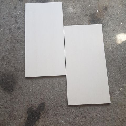 Hvite fliser 59,5x29,5cm og 10x10cm hvite fliser