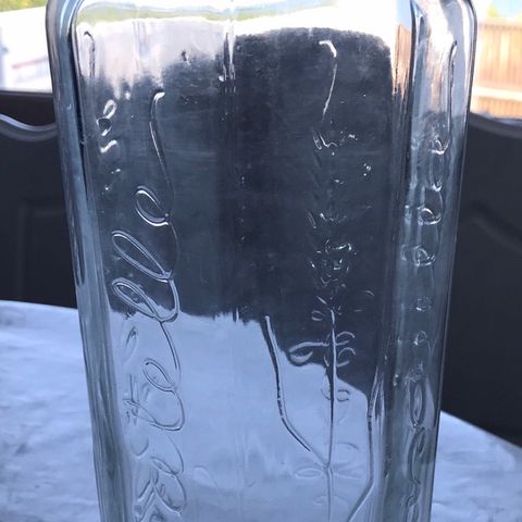 Glass vase med fint mønster
