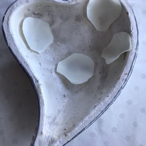 Hvitt keramikk hjerte skål til blomster dekorasjon