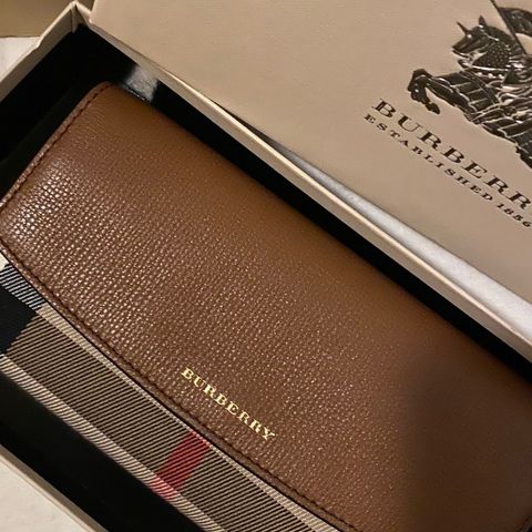 Burberry porter wallet camel