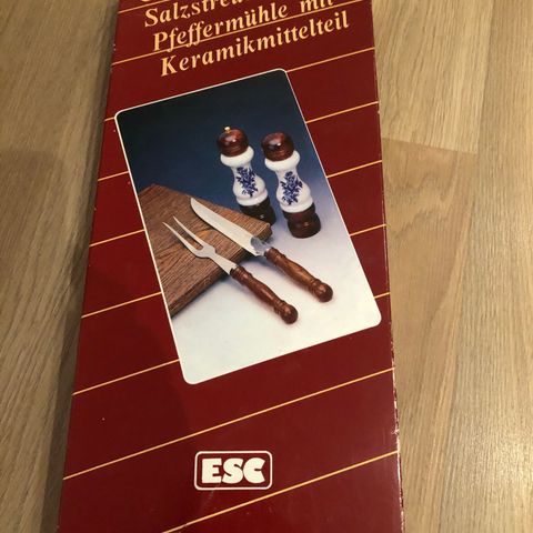 Salt/pepper bøsser og stekekniv og gaffel