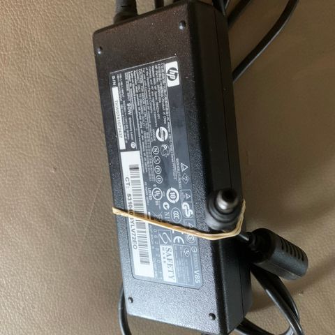 Hp lader 90 w  og 65 w 19 v 4,74A har mange av 90 w