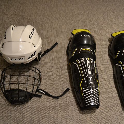 Ishockey hjelm og knebeskyttelse