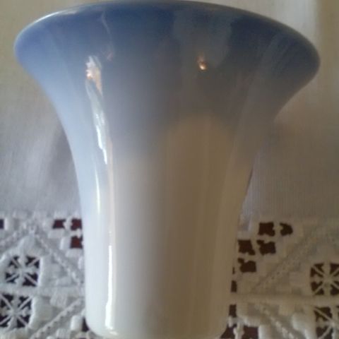PP - liten blå/hvit vase med gullkant