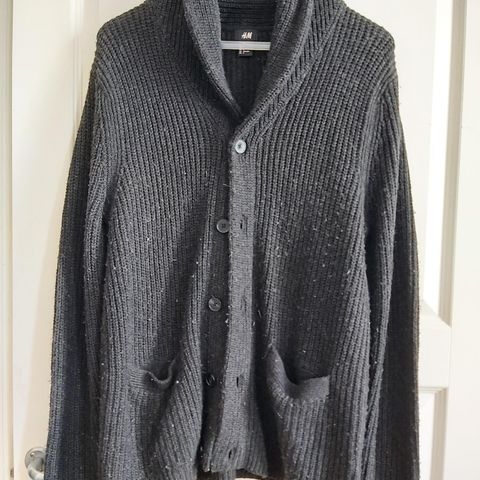 30% ULL. Sort cardigan. Har nupper.