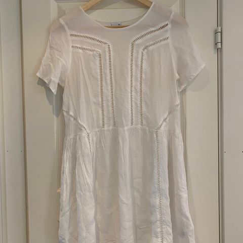 100,- hvit kjole fra Gina Tricot S
