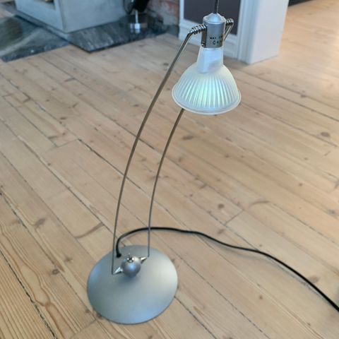 Stilren skrivebordslampe / bordlampe med 12V halogen og svært godt lys
