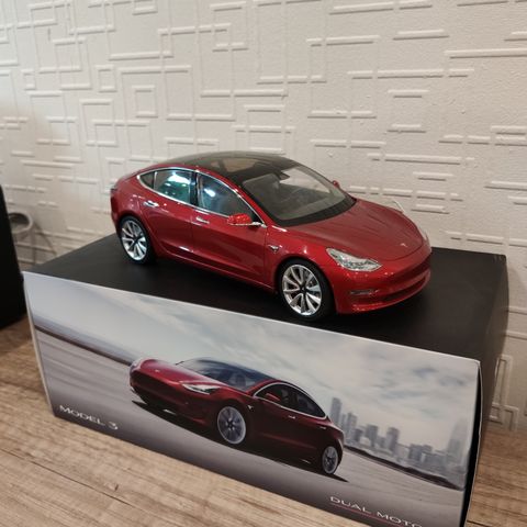 Tesla Model 3 Diecast i 1/18 scale - Sjelden?!