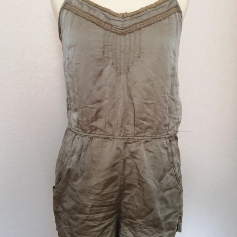 Zara playsuit av silke i størrelse S