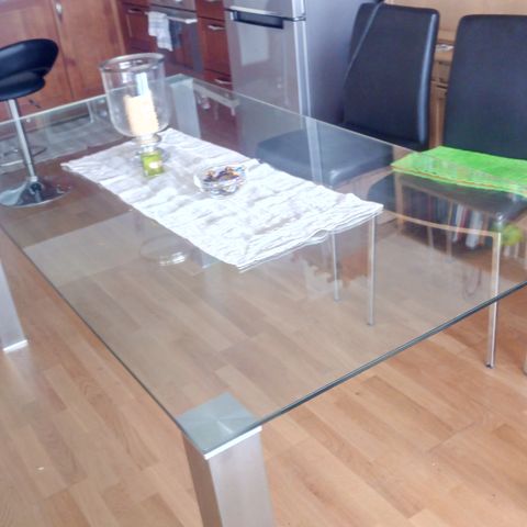 Flott kraftig spisebord med glassplate