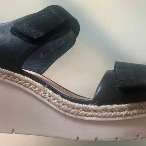 Sort CLARKS sandal i str. 40 (EU) med plastikk platå-såle