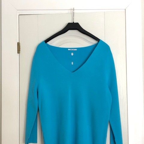Helt ny genser i fin asurblå farge med detaljer. God kvalitet. Fra Italia