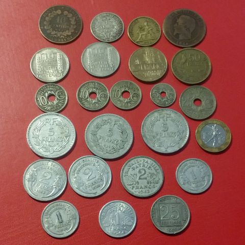 Flere forskjellige franske mynter, 24 i en lot og 8 enkeltmynt