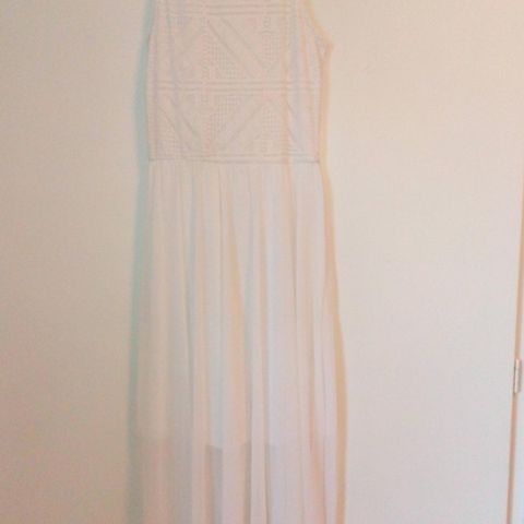 Ny og hvit kjole