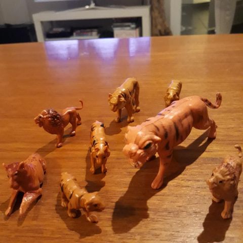 8 stk løver og tiger figurer