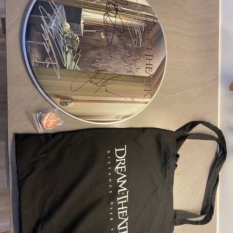 Div merch fra Dream Theater selges samlet. Signert! Kom gjerne med bud.