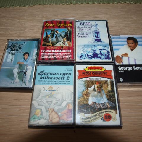 Seks eldre kassetter fra 70/80-tallet selges rimelig