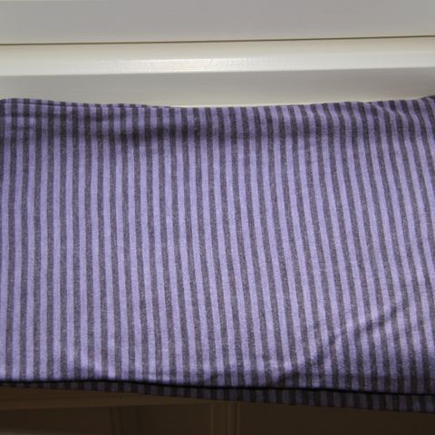 Stilig stripete lilla sjal / skjerf - med lyselilla og mørkelilla striper
