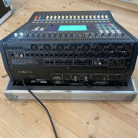 Yamaha O3D digital mixer med flightcase