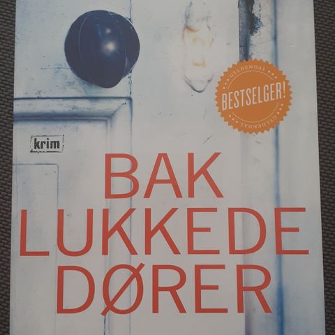 BAK LUKKEDE DØRER - B. A. PARIS    SOM NY!