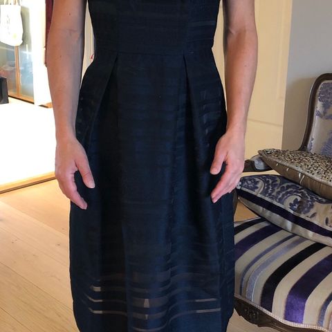 Ny mørkeblå kjole i str 34 selges