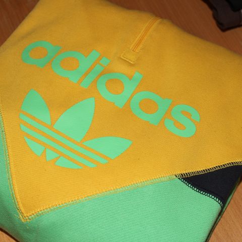 ADIDAS hettegenser til salgs.