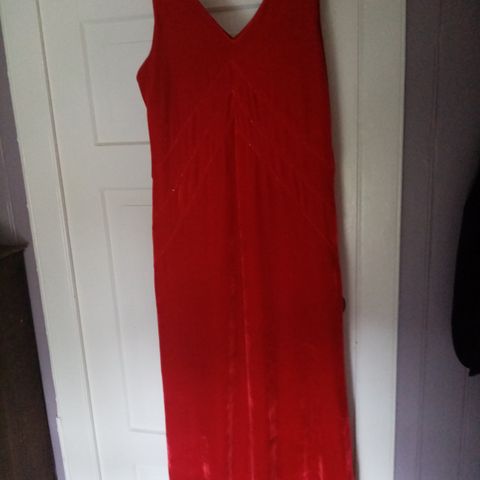 Lang rød kjole i fløyel  M/L