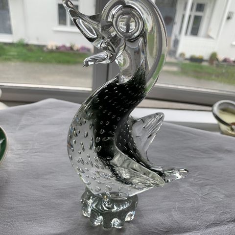 Fin andefigur i glass/kunstglass med bobler.