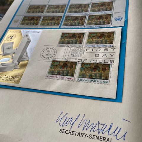 President Kurt Waldheim autograf på ark med FDC og FN-frimerker (SJELDEN)