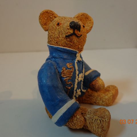 Fin Bamse Figur i Nasjonal Drakt/Skjorte /Samlefigur/Settekasse Figur