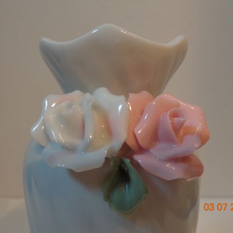 Fin Liten Hvit Retro Porselen Vase med dekor/detaljer -Roser
