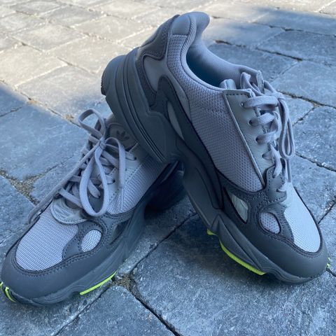 Adidas Falcon W dame, strl 38