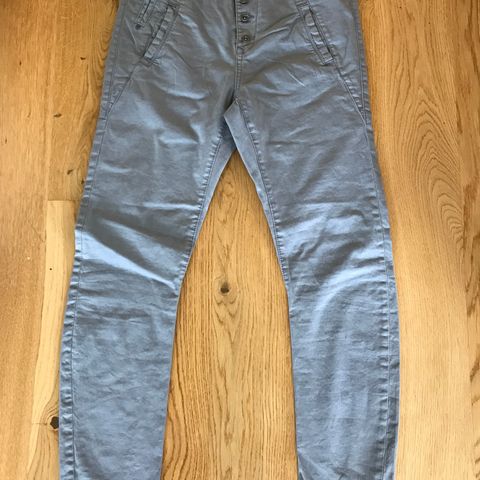 Grå jeans Lindex str 36, ikke brukt, selges kr 130