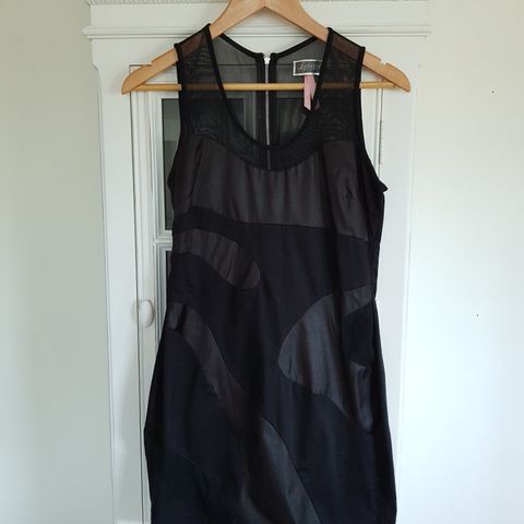 Klassisk kjole fra Lipsy str 12/38, 150 kr