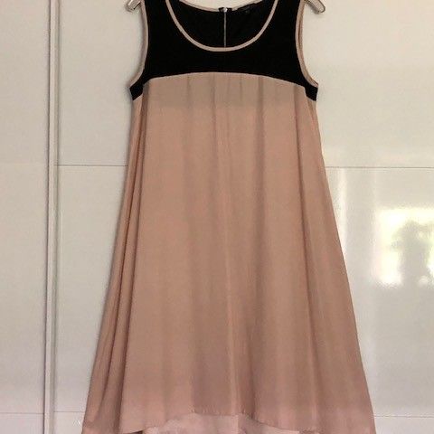 Helt ny flott kjole uten ermer i fin delikat farge. 100% silke. Godt kjøp !