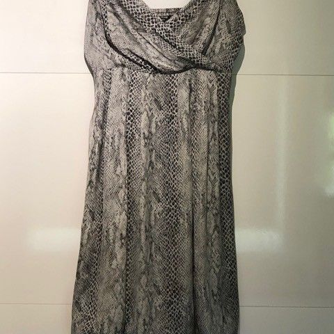 Ny fin ermeløs kjole med slangeskinn mønster i grå toner. Str. 42