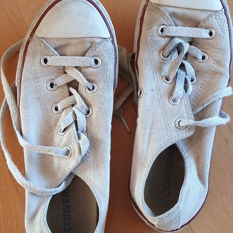 Hvite Converse Sko str 34 og lilla sko str 38 snøring/reim