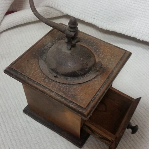 Antikk kaffekvern - Antique / Vintage, a Coffee Grinder by Mutzig Framont