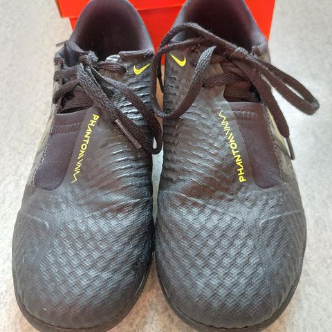 Nike fotballsko str 35,5