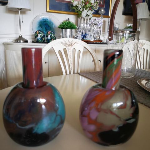 2 kunstglass vaser av Gro Bergslien Hadeland