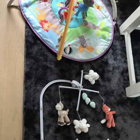 Babypakke med babygym, koseklut og myk bok