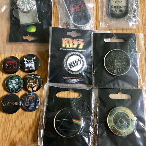 Pins, dogtags, pengeklyper, kulepenn