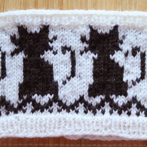 Håndstrikket pannebånd med kattemønster i ren hvit og brun ull
