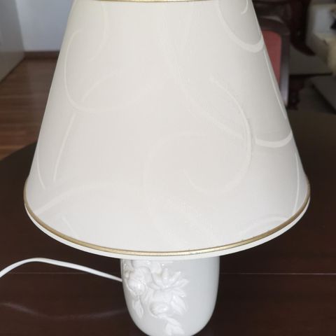 Keramikk hvit bordlampe