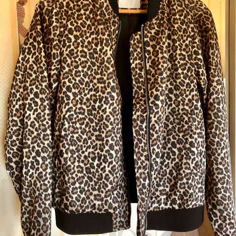 Flott ny jakke med leopardprint!