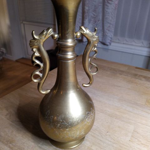 messing vase 34,5 cm høy. ny pris 300 kroner.