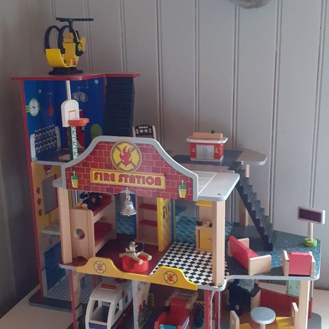 Kidkraft Deluxe Brannstasjon